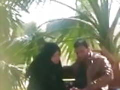 Indian muslim girl doing handjob to her Boyfriend in a park