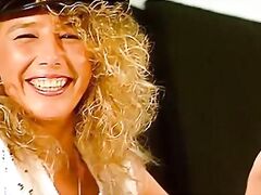 Blonde Solo Masturbation auf der Couch