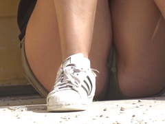 Sentou no chao com seu shortinho e ficou com o rabo de fora