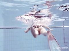 Underwater slut Roxalana Cheh naked