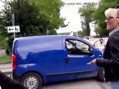 Die Hausfrauenjaeger, reife Blonde schnell im Park beglueckt